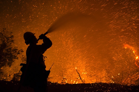 美 캘리포니아 산불… 여의도 10배 불타 ‘비상사태 선포’ 