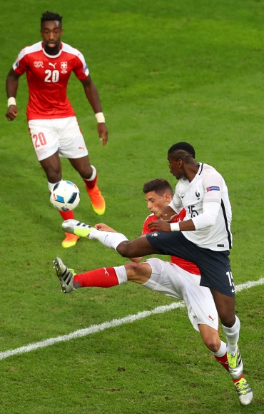 ‘유로2016’ 프랑스-스위스전 ‘치열한 볼 경합’