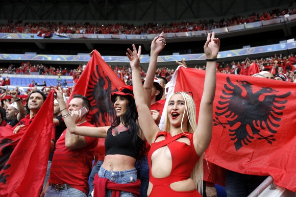 19일(현지시간) 프랑스 리옹 스타드 드 리옹에서 열린 알바니아와 루마니아의 유로2016 A조 경기에서 알바니아의 팬들이 열띤 응원을 펼치고 있다.  AP 연합뉴스