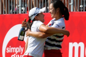 [포토] ‘마이어 클래식 우승’ 김세영 축하해주는 전인지