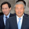 [서울포토] 더민주 김종인·우상호, 미소 띤 얼굴로 입장