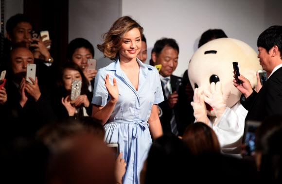 미란다 커가 20일 일본 도쿄에서 열린 일본 식품 브랜드 ‘마루코메’의 신상품 출시 기자회견 참석을 위해 회견장으로 입장하고 있다. AFP 연합뉴스