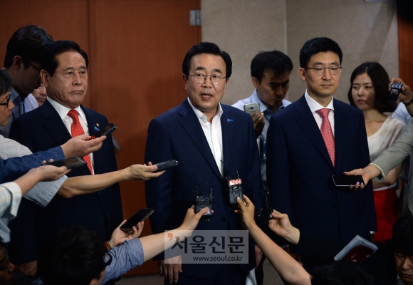 20일 서울 국회를 찾은 서병수 부산시장이 신공항과 관련한 자신의 입장을 밝히고 있다.  박지환기자 popocar@seoul.co.kr
