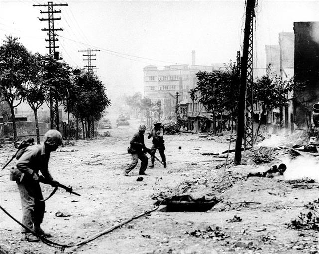 AP통신의 맥스 데스퍼 기자가 찍은 것으로 전하는 한국전쟁 당시의 충정 아파트 사진. 국방부 블로그 ‘NARA’ 