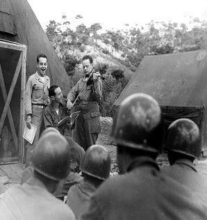 한국전쟁 당시 미해병 1사단에서 월트 톰프슨, 케니스 고든과 함께 공연하는 번스타인(가운데 앉아 있는 사람). 국가보훈처 제공