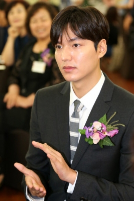 박수 치는 이민호