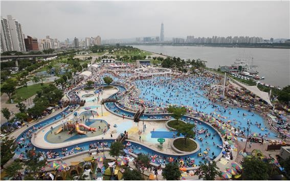 서울 시민들이 한강 야외수영장에서 물놀이를 즐기고 있다. 서울시 제공