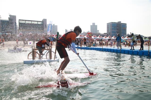 2015년 조선해양축제 ‘기발한 배 레이싱’ 참가자들이 레이스를 펼치고 있다.