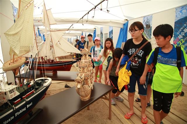 2015년 조선해양축제 참가자들이 행사장에 전시된 범선을 보고 있다.