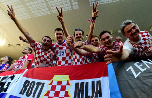 크로아티아 축구팬들이 22일 스타드 드 보르도에서 열린 스페인과의 유럽축구선수권(유로) 2016 조별리그 D조 3차전 후반 극적인 역전골이 터지자 환호하고 있다.  보르도 EPA 연합뉴스 
