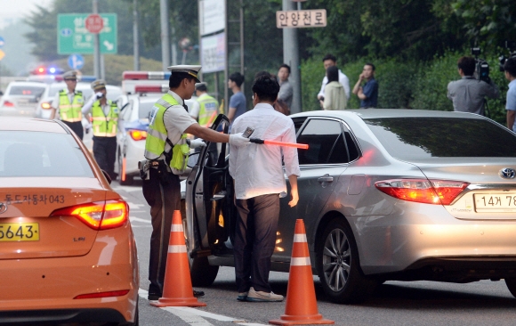 22일 오전 서울 영등포 경인고속도로 입구에서 경찰들이 아침 음주단속을 하고 있다. 2016.6.22 도준석 기자 pado@seoul.co.kr