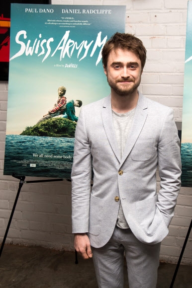 배우 다니엘 래드클리프가 21일(현지시간) 미국 뉴욕 메트로그래프에서 열린 영화 ‘스위스 아미 맨(Swiss Army Man)’ 프리미어 행사에 참석해 포즈를 취하고 있다. AP 연합뉴스