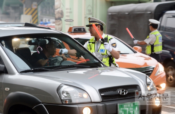 22일 오전 5시 서울 영등포구 경인고속도로 입구 교차로에서 경찰들이 음주 단속을 하고 있다. 도준석 기자 pado@seoul.co.kr