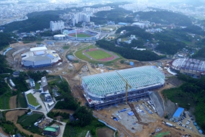 윤곽 드러나는 평창 빙상경기장