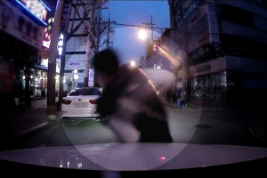 유흥비 마련 위해 고의로 차에 뛰어든 30대 남성