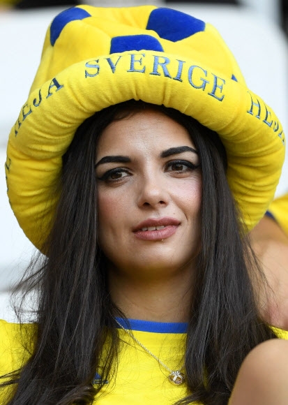 스웨덴 서포터가 22일(현지시간) 프랑스 니스 알리안츠 리비에라에서 열린 ‘유로 2016’ 조별리그 벨기에와 스웨덴의 경기 시작을 기다리고 있다. AFP 연합뉴스