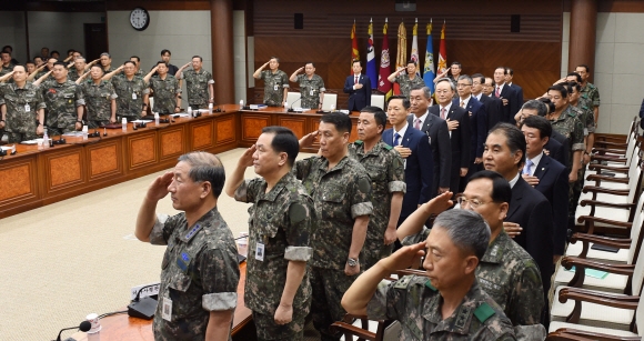 한민구 국방부 장관과 전군 지휘관들이 23일 서울 용산구 국방부 대회의실에서 열린 전군 주요 지휘관회의에서 국민의례를 하고 있다.  박윤슬 기자 seul@seoul.co.kr