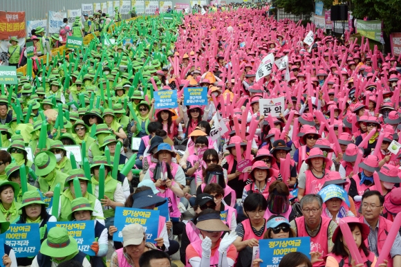 학교 비정규직 노동자들이 23일 서울시교육청 앞에서 정기 상여금 도입 등을 요구하는 집회를 갖고 있다.  도준석 기자 pado@seoul.co.kr