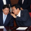 [서울포토] 둘이서만 속닥… 김희옥 옆에서 귀엣말 나누는 정진석-권성동