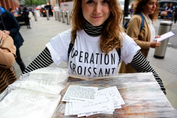 22일 오전(현지시간) 영국 런던에서 프랑스인들과 영국인들이 브렉시트 투표를 앞두고 런던 시민들에게 EU에 남아달라고 호소하는 ‘크루아상 작전’을 펼치는 모습. 사진=AFP 연합뉴스