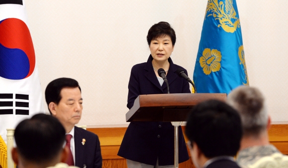 박근혜 대통령이 23일 청와대에서 열린 전군 주요지휘관 격려 오찬 행사에 인사말을 하고 있다.  안주영 기자 jya@seoul.co.kr