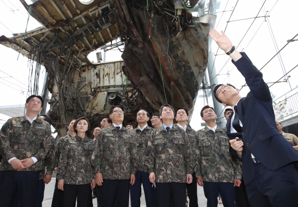 23일 국민의당 안철수 공동대표와 의원들이 해군 2함대를 방문해 천안함 참배 및 기지를 견학했다. 안철수 대표와 박지원 원내대표를 비롯한 의원들이 전시된 천안함에 대해 설명을 듣고있다.  국회사진기자단