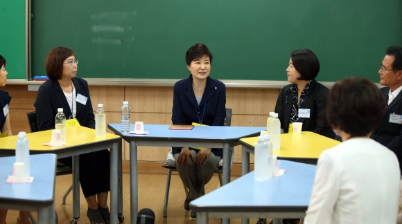 23일 오후 박근혜대통령이 서울 숭인초등학교에서 초등 돌봄교실 현장을 방문해  대화하고 있다.  안주영 기자 jya@seoul.co.kr