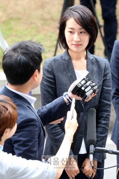 국민의당 총선 홍보비 리베이트 수수 의혹에 연루된 김수민 비례대표의원이 지난 23일 오전 서울 마포구 서울서부지검에 출석하면서 취재진의 질문을 받고 있다. 박지환 기자 popocar@seoul.co.kr