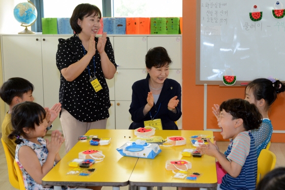 박근혜 대통령이 23일 서울 숭인초등학교를 방문해 방과후 시간에 학교에서 학생들을 돌봐 주는 ‘돌봄교실’을 참관하며 아이들과 함께 웃고 있다.안주영 기자 jya@seoul.co.kr