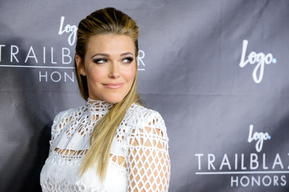 팝스타 레이첼 플랫튼이 23일(현지시간) 미국 뉴욕에서 열린 ‘트레일블레이저 아너스(Trailblazer Honors)’ 레드카펫에 참석에 포즈를 취하고 있다. AP 연합뉴스