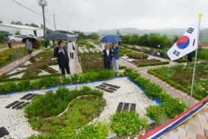 한국전 참전 18개국 국기 꽃밭… 고마움 심은 연천 주민들