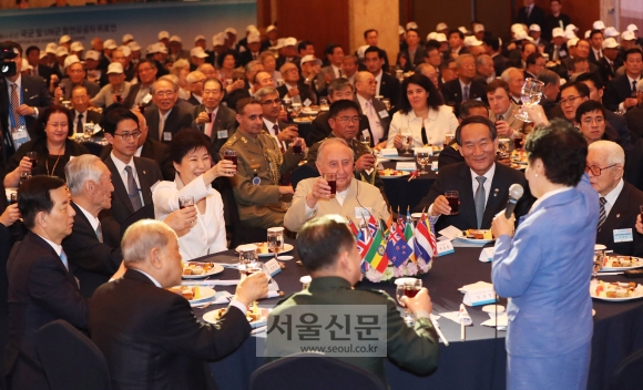 박근혜 대통령이 24일 서울 중구 롯데호텔에서 열린 ‘6·25 전쟁 제66주년 기념 국군 및 유엔군 참전유공자 위로연’에 참석, 안상정(앞줄 오른쪽) 6·25참전유공자회 여군회장의 제의에 맞춰 건배하고 있다. 박 대통령의 오른쪽엔 유엔군으로 참전했던 세계적인 피아니스트 세이모어 번스타인과 박승춘 국가보훈처장. 앞줄 맨 왼쪽은 한민구 국방부 장관. 안주영 기