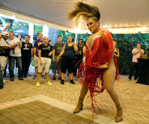 예명이 마야 앤드류인 여자 배우가 23일(현지시간) 미국 플로리다주 올랜도 거리의 파티에서 공연을 펼치고 있다.AP 연합뉴스
