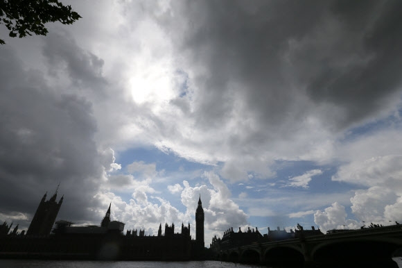 25일(현지시간) 영국 런던 템스강 건너편에서 바라본 국회의사당 건물들 위로 구름이 잔뜩 모여들고 있다. 브렉시트 이후 한 치도 내다볼 수 없는 영국의 미래를 보여주는 듯하다. 런던 AP 연합뉴스