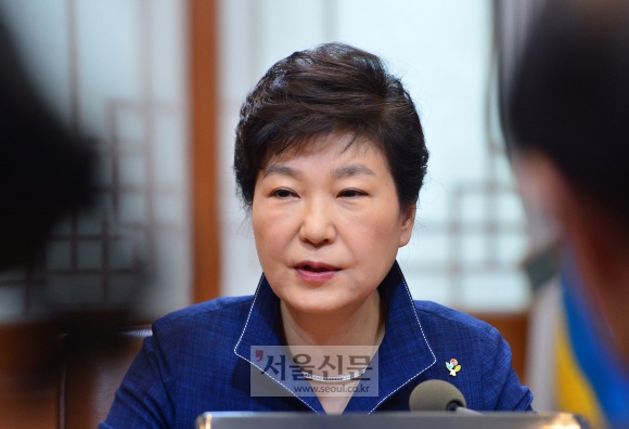 박근혜 대통령이 27일 청와대에서 열린 수석비서관회의에서 모두발언 하고 있다. 안주영 기자 jya@seoul.co.kr
