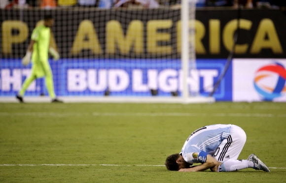 아르헨티나의 리오넬 메시가 26일(현지시간) 미국 뉴저지주 이스트러더포드의 메트라이프 스타디움에서 열린 2016 코파 아메리카 센테나리오 결승전 아르헨티나와 칠레의 경기에서 승부차기 끝에 칠레에 패하자 그라운드에 엎드려 있다. AP 연합뉴스