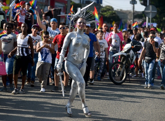 26일(현지시간) 콜롬비아 칼리에서 열린 게이 프라이드 퍼레이드에서 한 여성이 벌거벗은 채로 거리를 행진하고 있다. AFP 연합뉴스