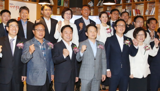 청년들에게 창업의 기회를 주기 위한 안양창조경제융합센터가 27일 문을 열었다. 남경필(앞줄 왼쪽 네 번째) 경기도지사와 이필운(세 번째) 안양시장 등이 개소식에서 파이팅을 외치고 있다. 안양시 제공 