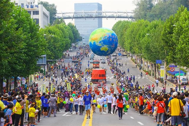 지난해 9월 열린 서울 서초구 서리풀페스티벌 당시 참가자들이 반포대로에서 퍼레이드를 벌이는 모습. 서초구 제공