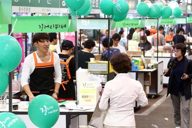 성북구 길음시장 중앙통로의 뷔페거리. 성북구 제공