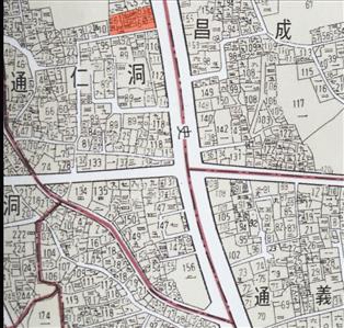 효자아파트 앞 자하문로의 변화를 보여주는 지도. 붉은색이 현 효자 아파트. 푸른색은 원래 있었던 연속 필지들이다. 백운동천, 옥류동천 등이 표현되어 있다.1993년 서울특별시지번약도. 건축가 황두진 제공
