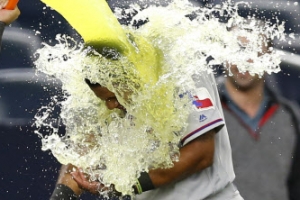 [포토]텍사스 레인저스, 양키스 이기고 게토레이 세리머니