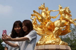 28년 만에 황금옷 입은 과천 금동천마상