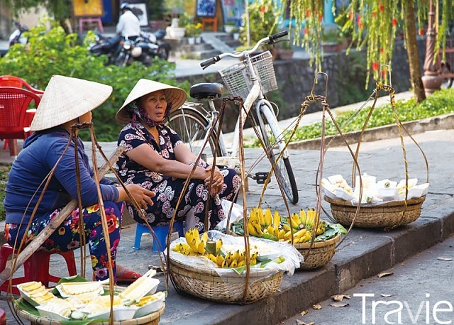 호이안 구시가지는 베트남 옛 모습이 고스란히 남아 있는 매력적인 여행지이다. 거리마다 열대과일이나 주전부리를 파는 노점이 늘어서 여행자들을 더욱 즐겁게 만든다