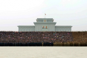 北 김정은, ‘화성10’ 시험발사 관계자들과 기념사진