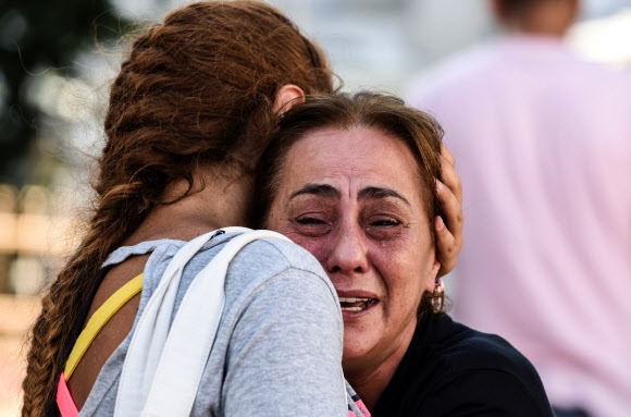 29일 터키 이스탄불 공항 인근 병원에서 전날 자살폭탄 테러로 숨진 희생자의 어머니가 오열하고 있다. 이스탄불 공항에서 벌어진 총격과 폭탄테러로 최소 36명이 숨졌다. 사진=AFP연합뉴스