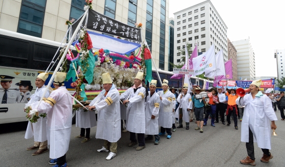 29일 서울 여의도에서 김영란법 시행령에 반대하는 화훼 관련 단체들이 꽃상여를 앞세우고 행진하고 있다. 2016. 6. 29 손형준 기자 boltagoo@seoul.co.kr