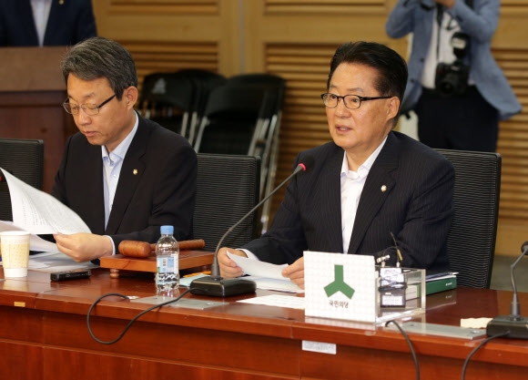 의원총회 주재하는 박지원 비대위원장