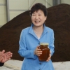 [서울포토] 꿀 선물 받는 박근혜 대통령