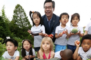 꼬마농부들 손으로 직접 땄어요